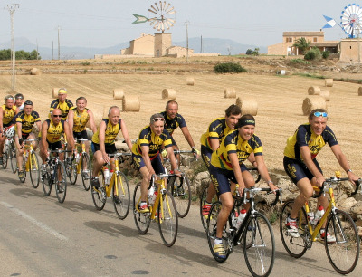 Rennradler - hier in der Nähe der Platja de Palma - sollten aus Sicherheitsgründen immer einen Helm tragen