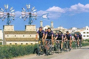 Radgruppe unterwegs bei Sant Jordi in der Nähe des Flughafens von Palma