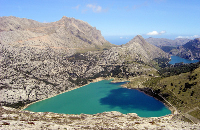 Die beiden Stauseen Cúber (vorn) und Gorg Blau in den Bergen nahe dem Coll de Puig Major