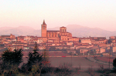 Der Ort Sineu im Zentrum von Mallorca wird von der Pfarrkirche "Nostra Señora de los Angeles" überragt