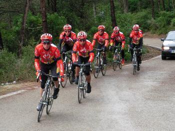 Professionelle Radgruppe im Training am Coll de sa Creu, nicht weit von Palma entfernt