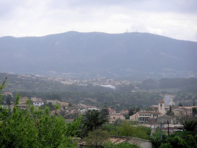 Die Orte Capdellà und Calvià (im Hintergrund) an einem regnerischen Tag