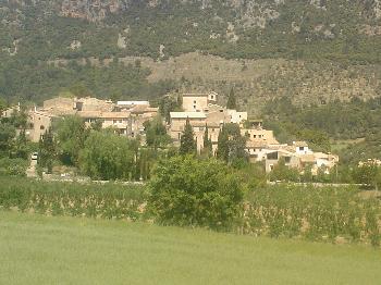 Das kleine Dorf Orient, in einem Hochtal der "Serra de Alfabia" gelegen