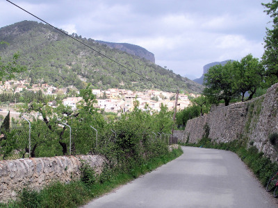 Alaró am Fuße der "Serra de Tramuntana"