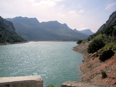 Die Trinkwasser-Versorgung der Balearen-Hauptstadt Palma gelingt aus Stauseen in den Tramuntana-Bergen nur zum Teil
