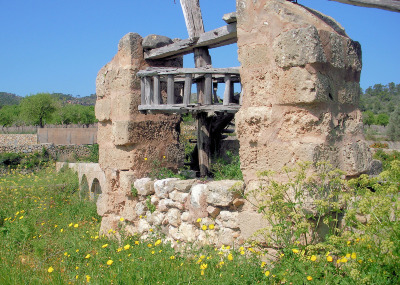 Alter Brunnen mit Wasserschöpfeinrichtung (Noria) bei Port d'Andratx
