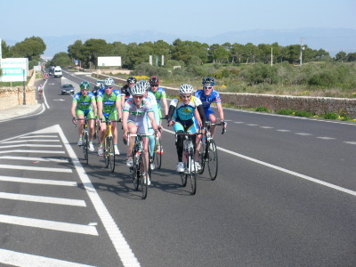 Radgruppe unterwegs auf der "Rennstrecke" bei Sa Torre im Süden der Insel