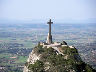 Der Klosterberg "Sant Salvador" im Südosten, im Hintergrund die Tramuntana-Berge