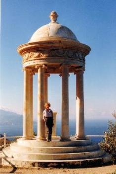 Griechischer Tempel auf einem Felsvorsprung vor "Son Marroig"